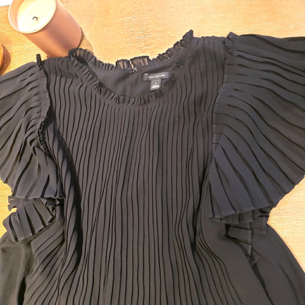 💖💖 Ann Taylor Flowy Blouse Pintuck With Pleated Cap Sleeves Size Small